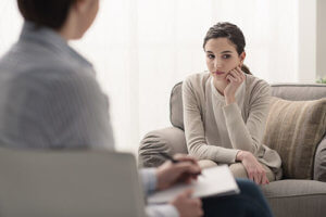 A woman talks to a Houston dissociative disorder therapy psychiatrist
