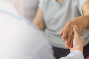 a woman meets with a Houston Alzheimers therapy psychiatrist